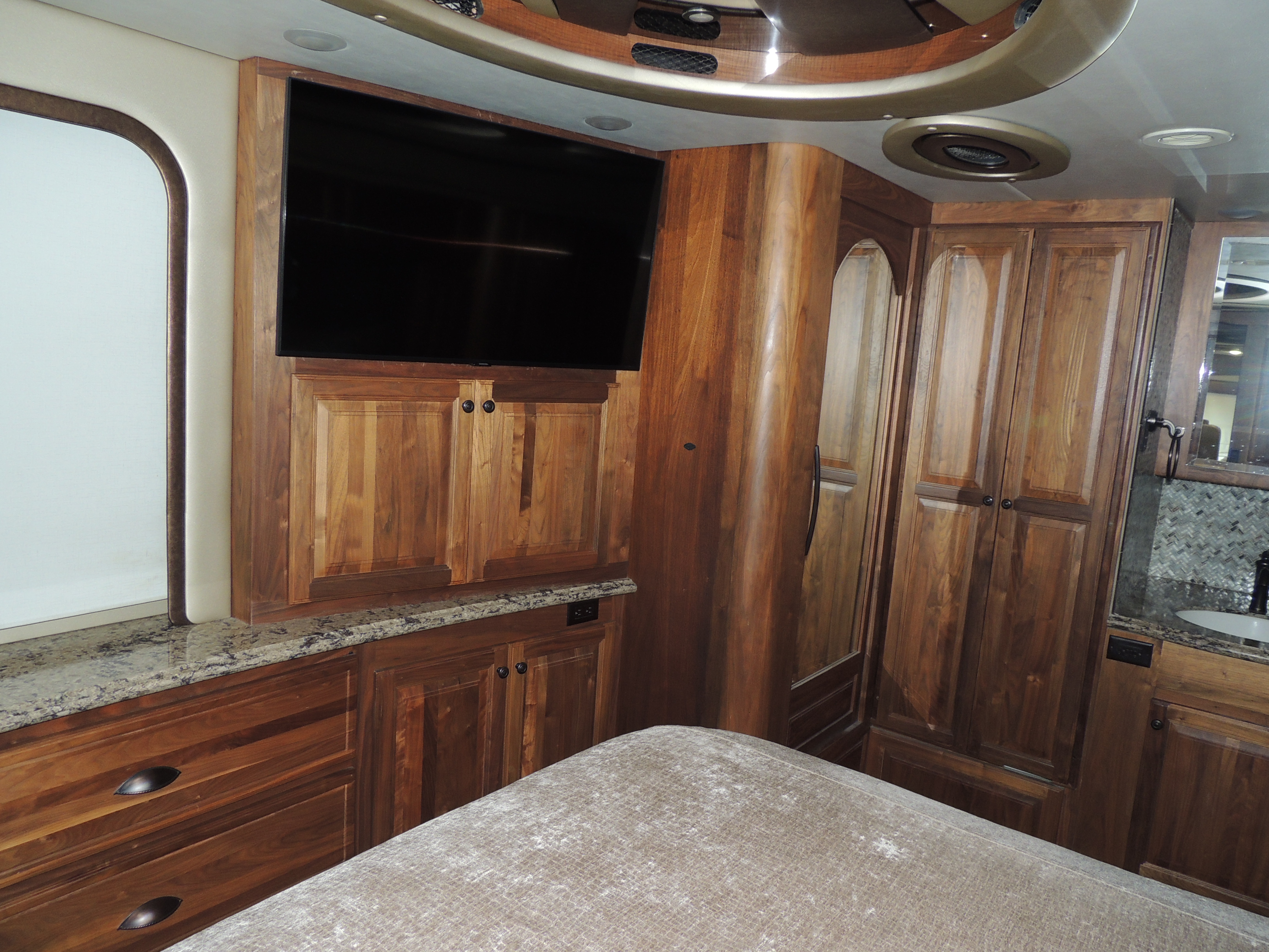 2012 Foretravel IH 45 - exterior 21