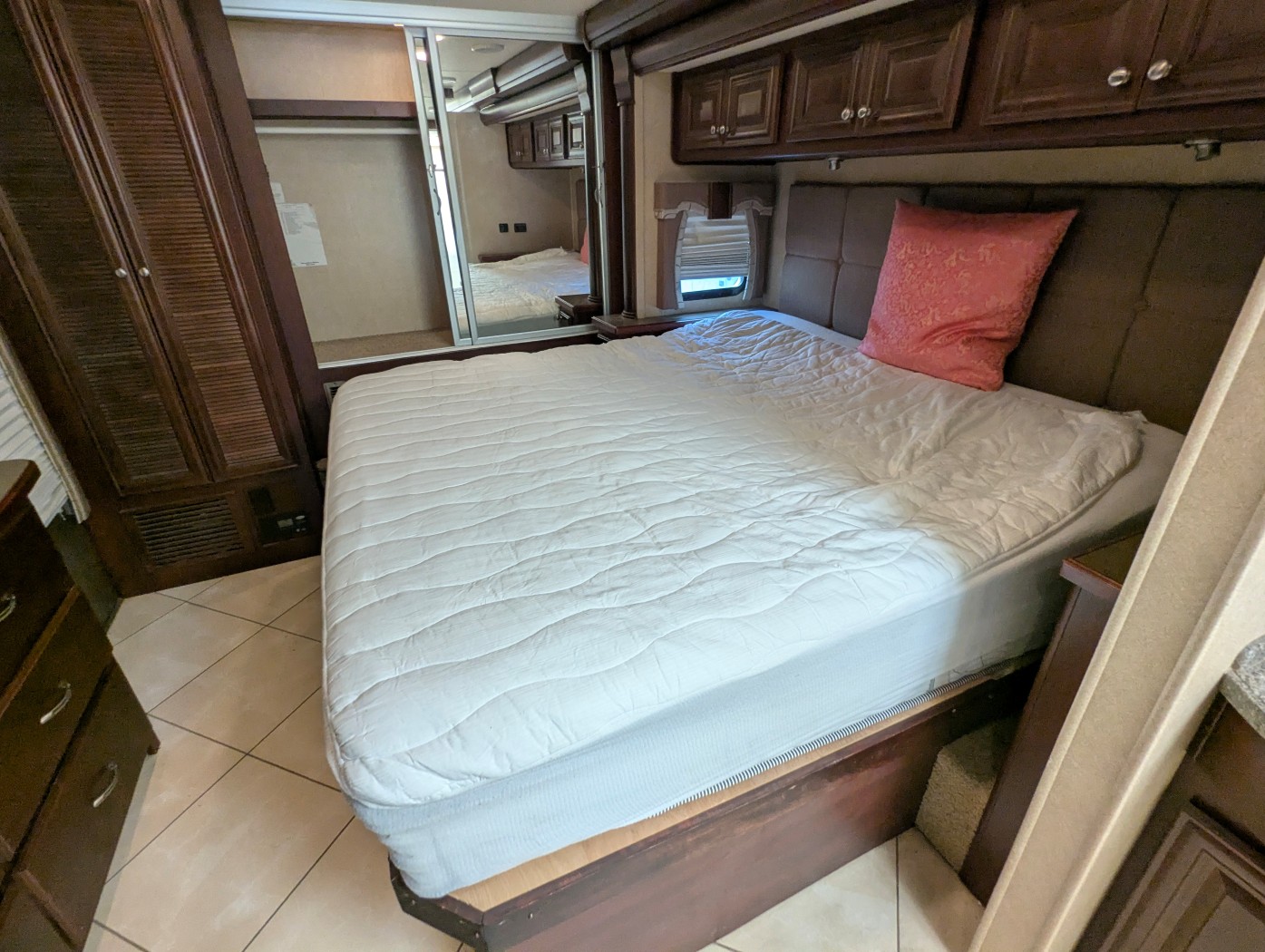 2011 DAMON ASTORIA 40KT - Image 27