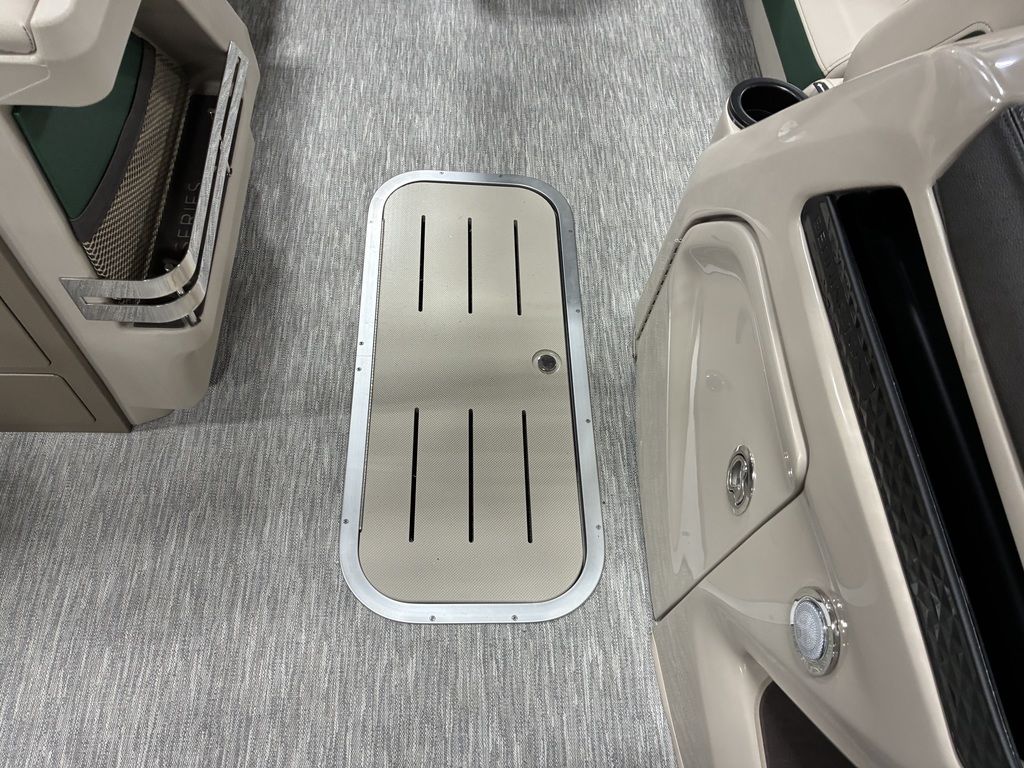2026 Bennington 24MCSB Carbon Fiber Arch Tritoon Pontoon - Image 31