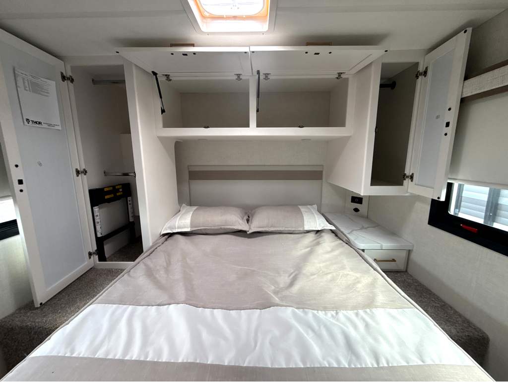 2027 THOR MOTOR COACH MAGNITUDE GA28 - Image 31