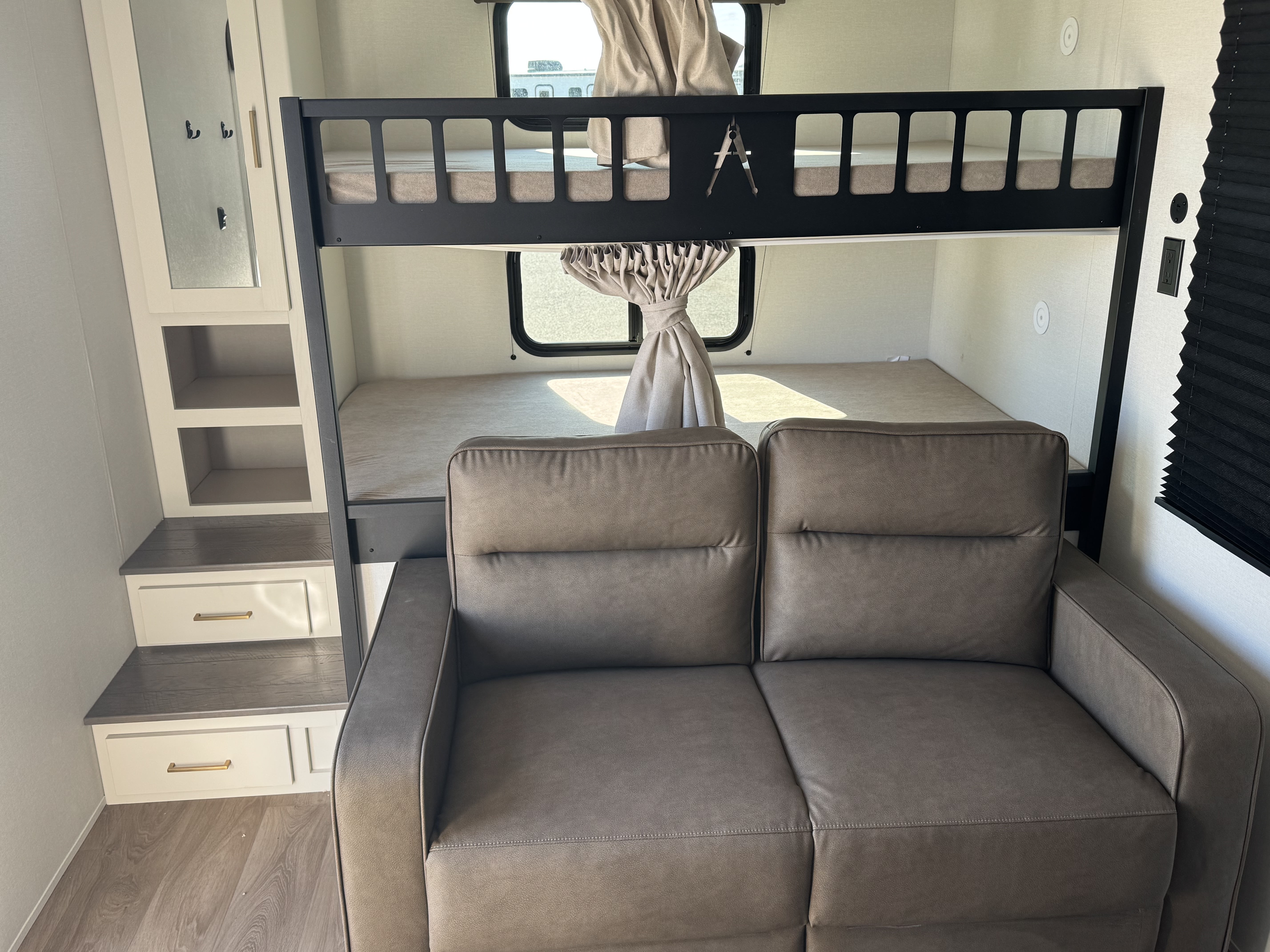 2027 GRAND DESIGN TRANSCEND 265BHT - Image 13