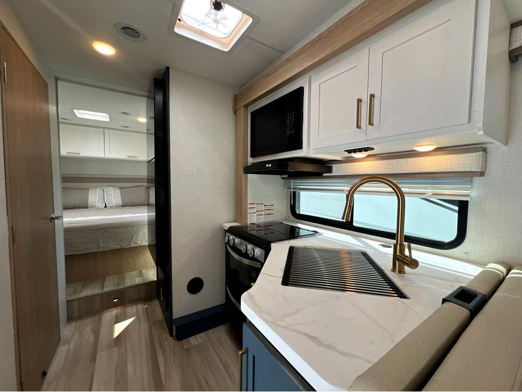 2027 THOR MOTOR COACH MAGNITUDE GA28 - Image 12