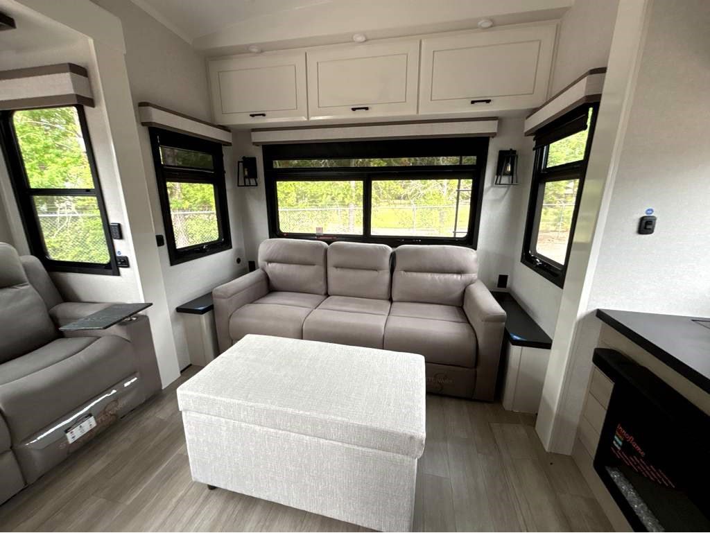 2026 JAYCO PINNACLE 32RLTS - Image 9
