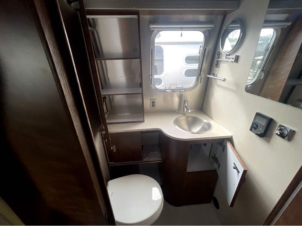 2026 AIRSTREAM GLOBETROTTER 27FBT - Image 28