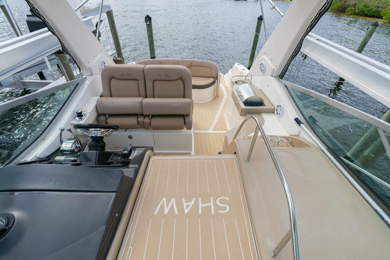 2016 Sea Ray 330 Sundancer - Image 18