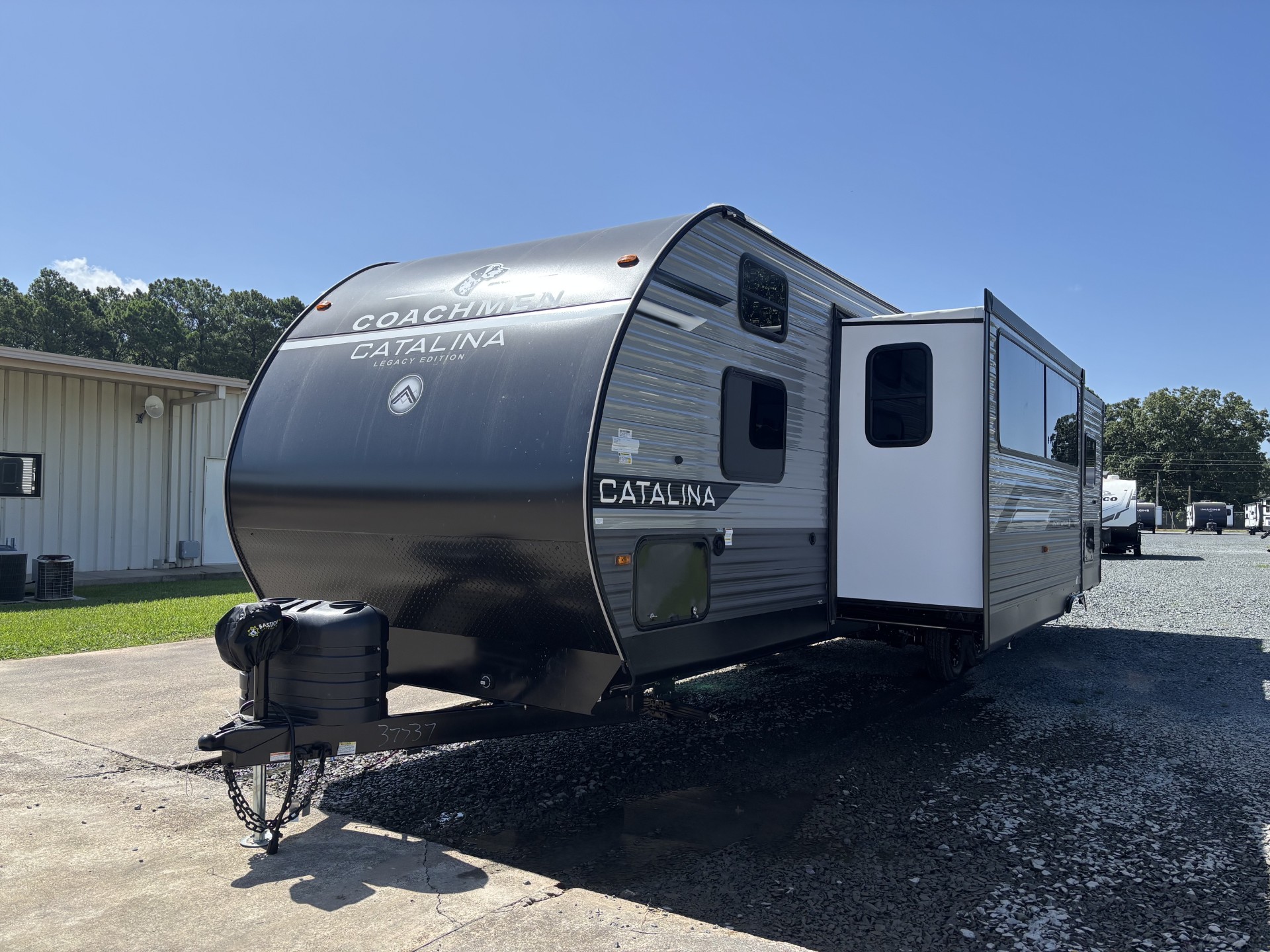 2027 Coachmen Catalina Legacy Edition 333DBDSCK - Image 4