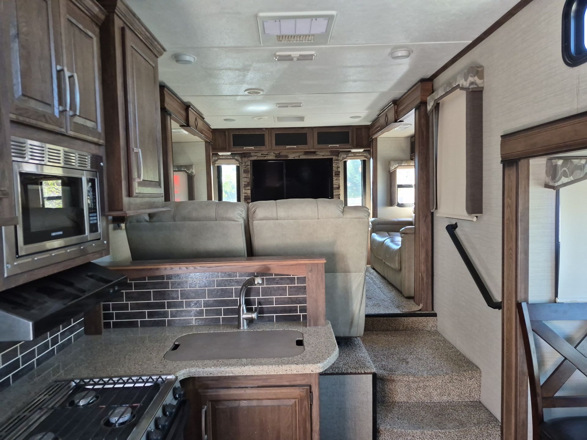 2017 Keystone Cougar 326RDS - Image 15