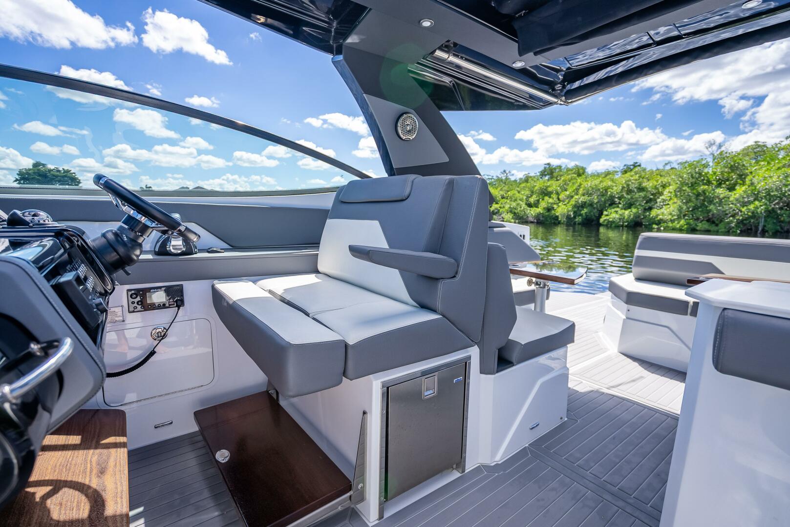 2022 Cruisers Yachts GLS OB - Image 30