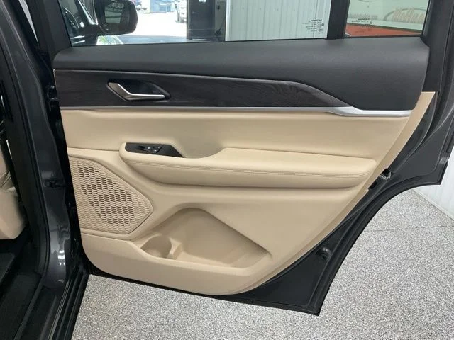 2025 Jeep Grand-Cherokee-L Laredo Altitude 4x4 - Image 24