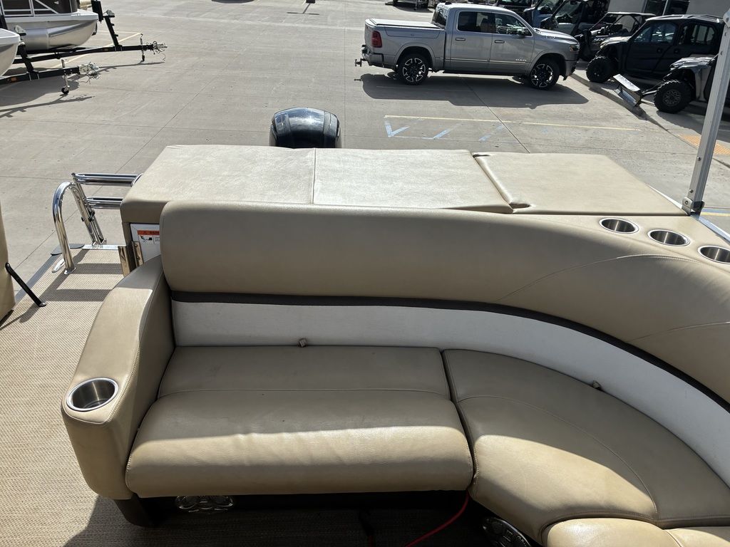 2015 Larson Escape 2200 RT - Image 23