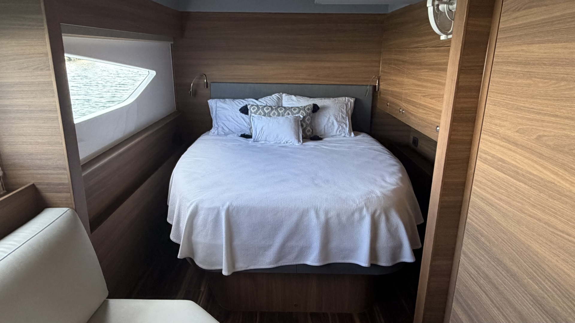 2025 Aquila 54 ENCLOSED BRIDGE - Image 93