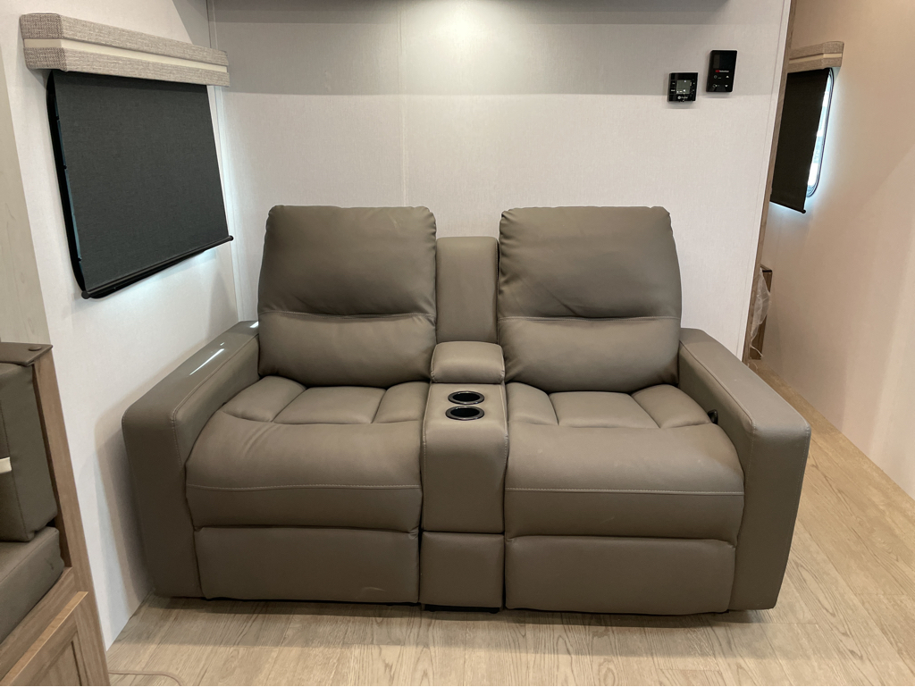 2025 Coachmen Freedom Express Ultra Lite 252RBS - Image 10
