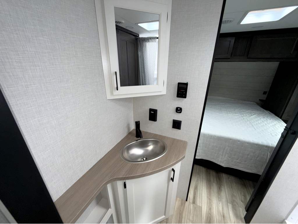 2026 VENTURE RV SPORTTREK STINGER 232VRL - Image 23