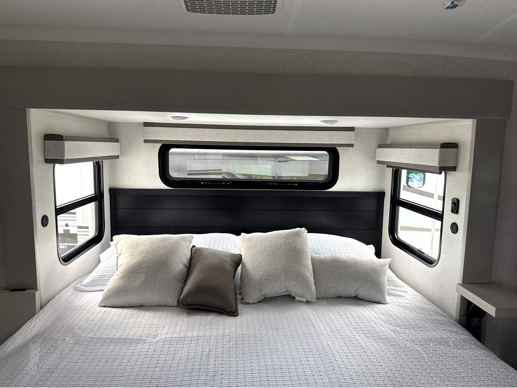 2027 JAYCO NORTH POINT 391TBBH - Image 24