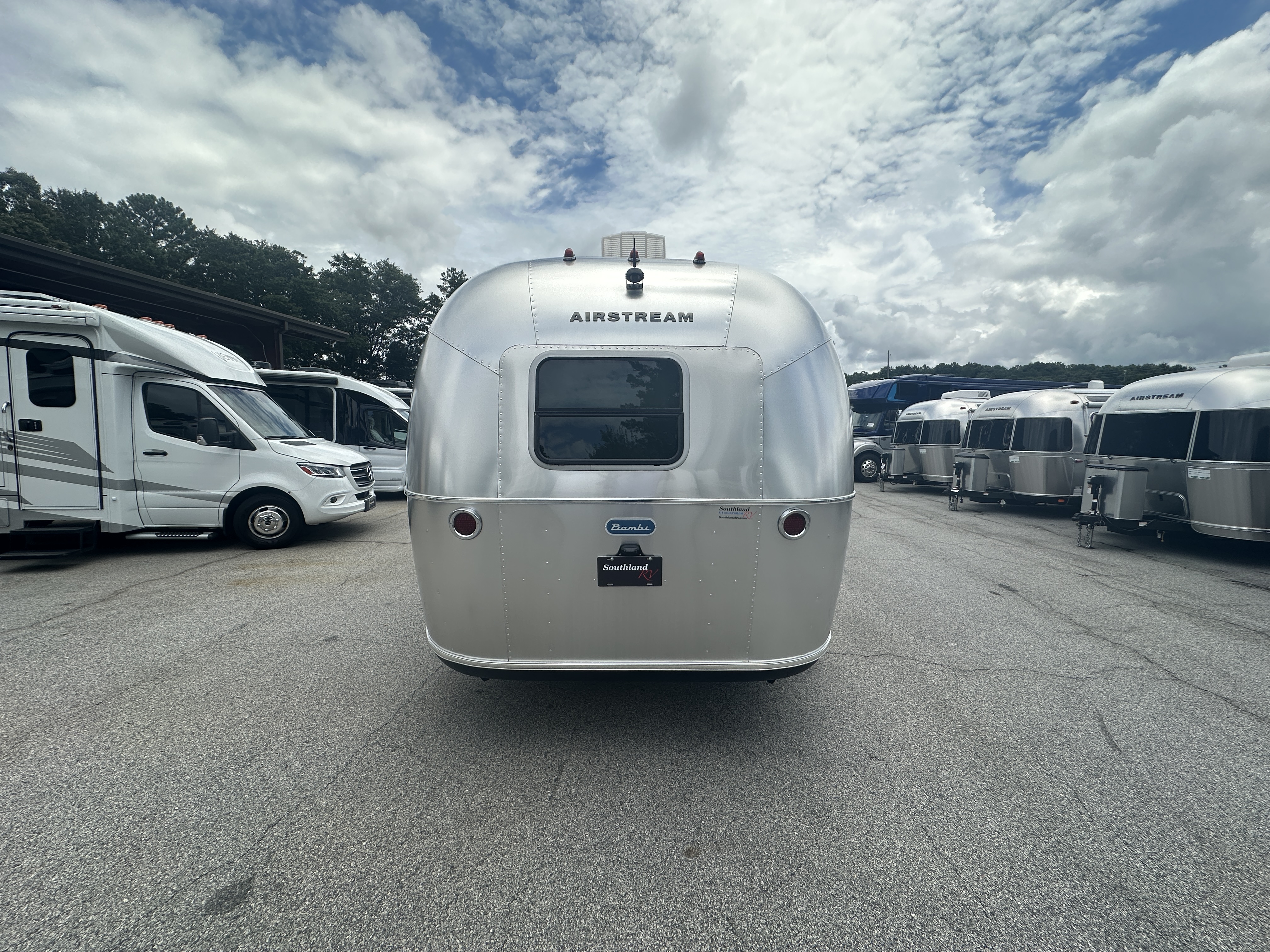2024 Airstream Bambi 22FB - Image 5