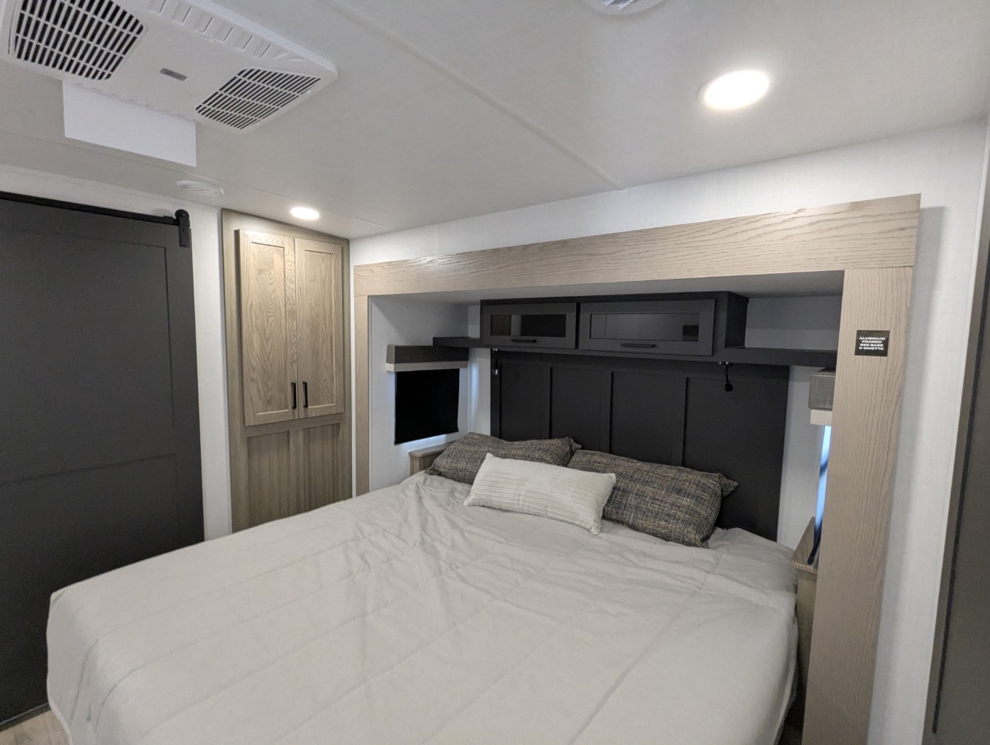 2026 Forest River Rockwood Signature 401SFB - Image 17