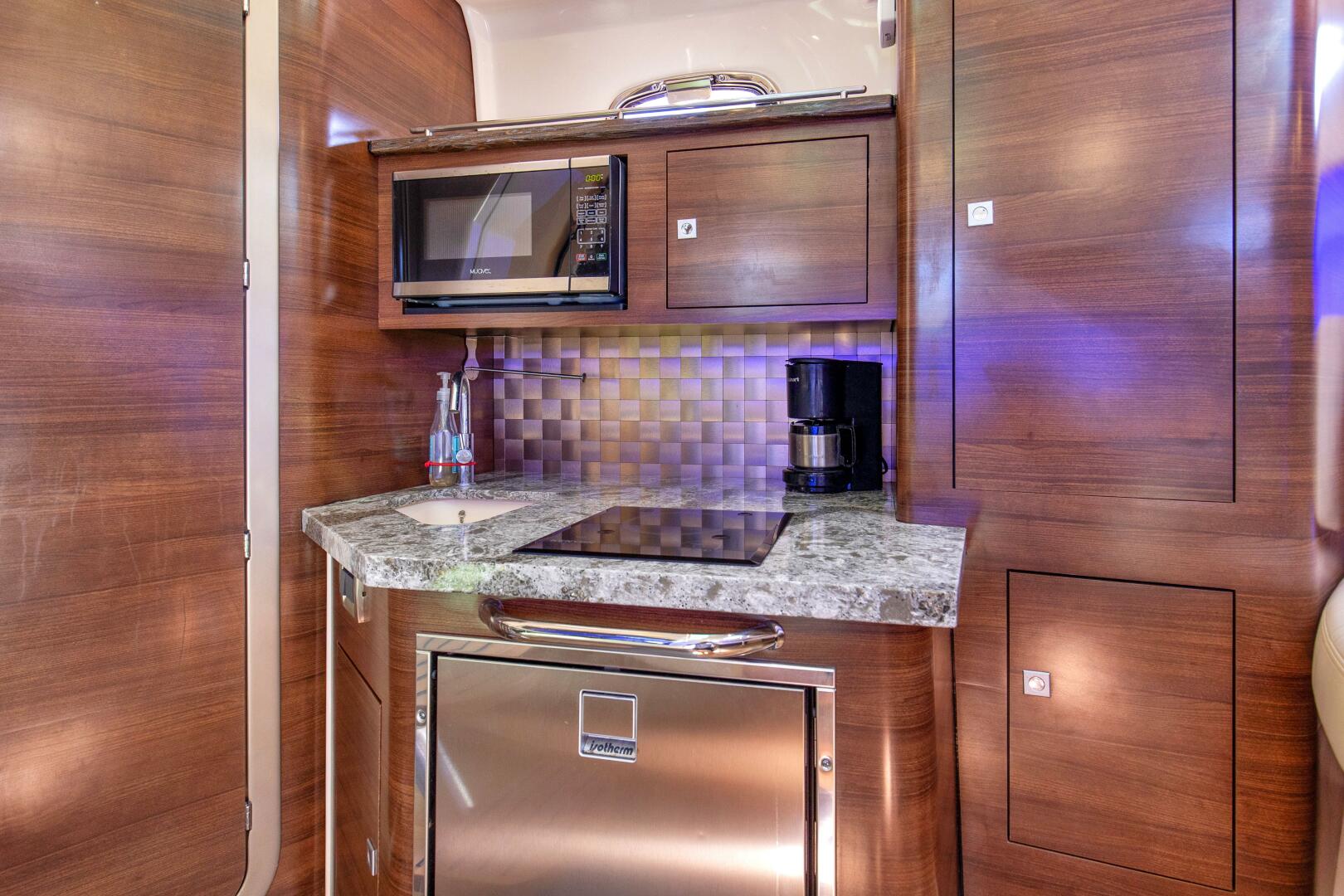 2019 Boston Whaler 345 CONQUEST - Image 6