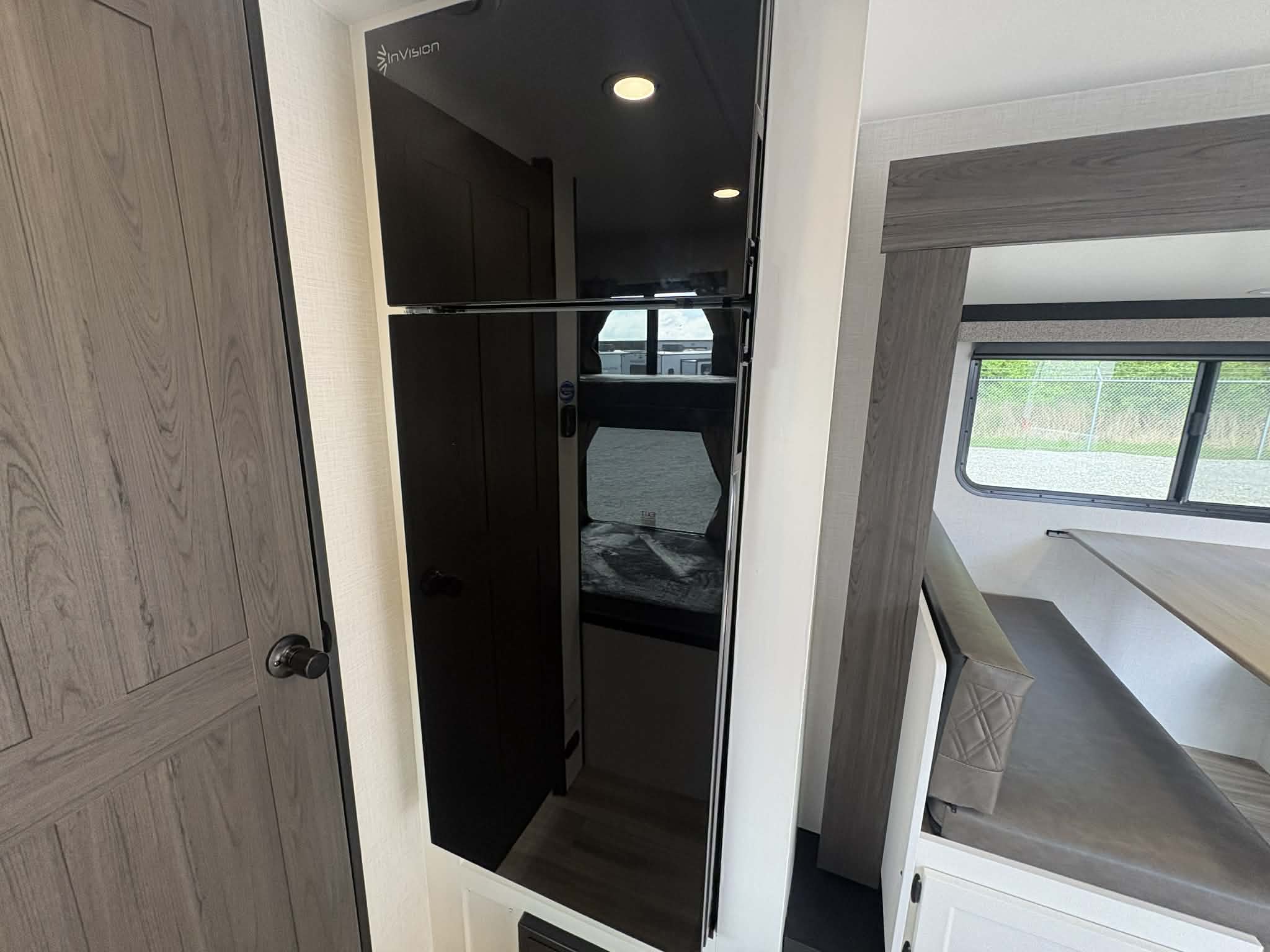 2026 VENTURE RV SPORTTREK STINGER 222VUD - Image 4