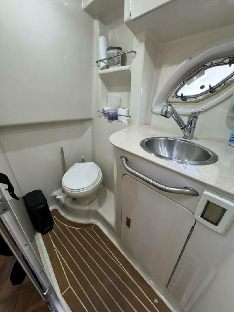 2011 Sea Ray 330 Sundancer - Image 22