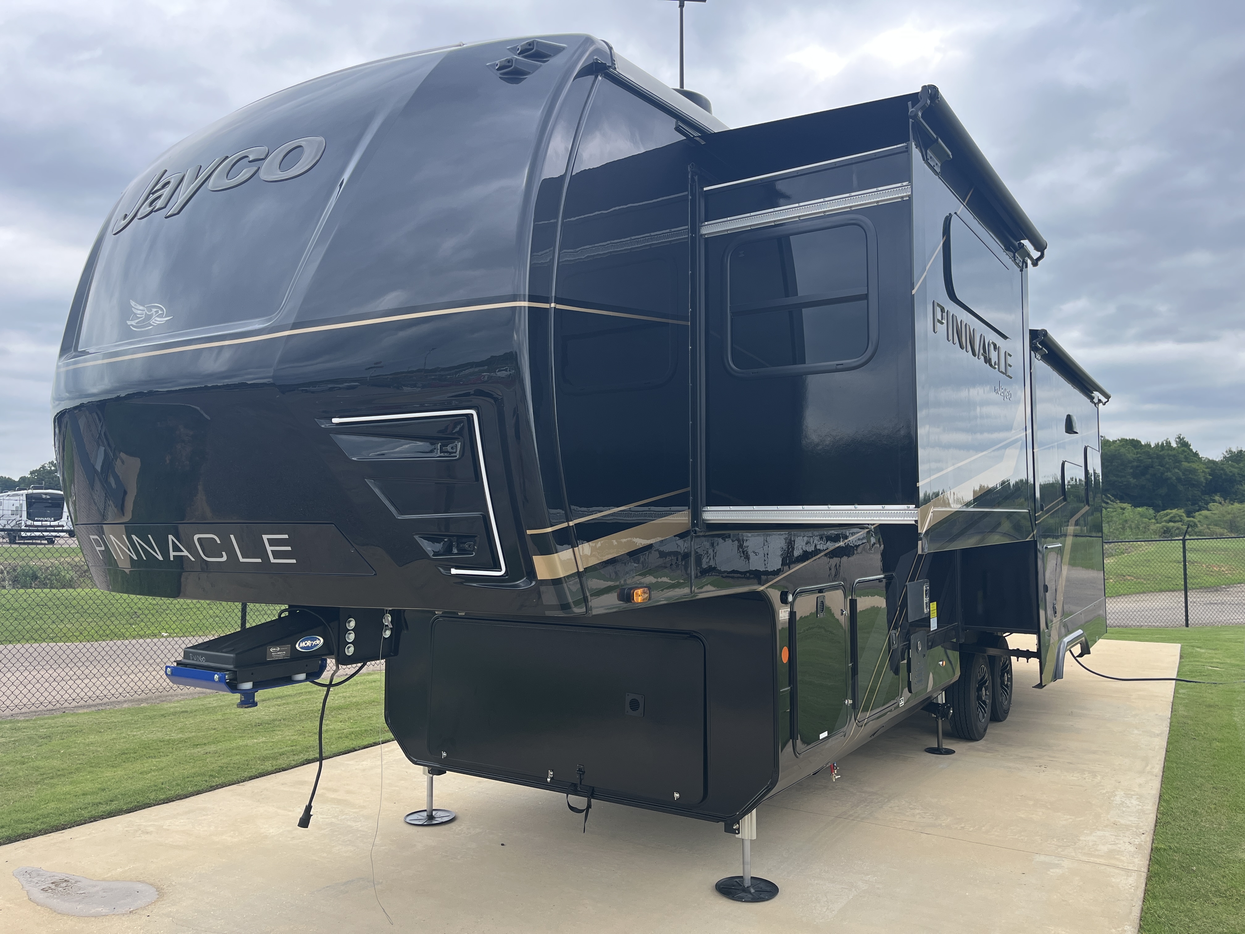 2027 JAYCO PINNACLE 32RLTS - Image 2