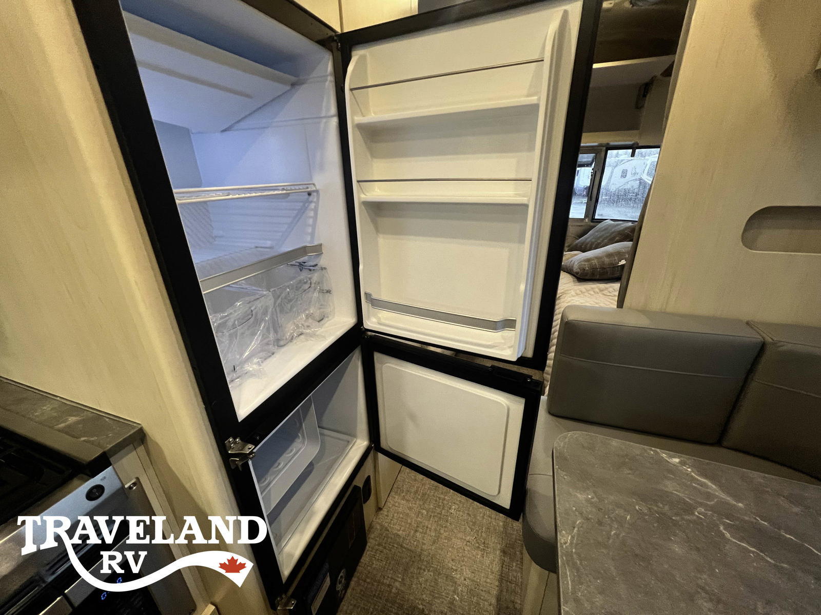 2025 Airstream Flying Cloud 23FBT - Image 12