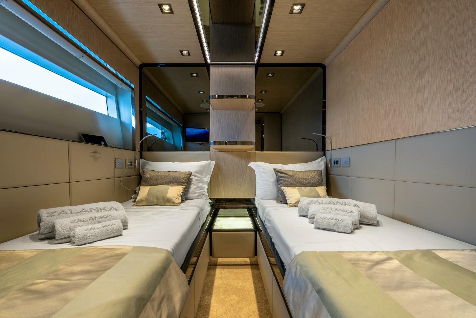2018 Dominator Yachts Dominator Ilumen Base - Image 21