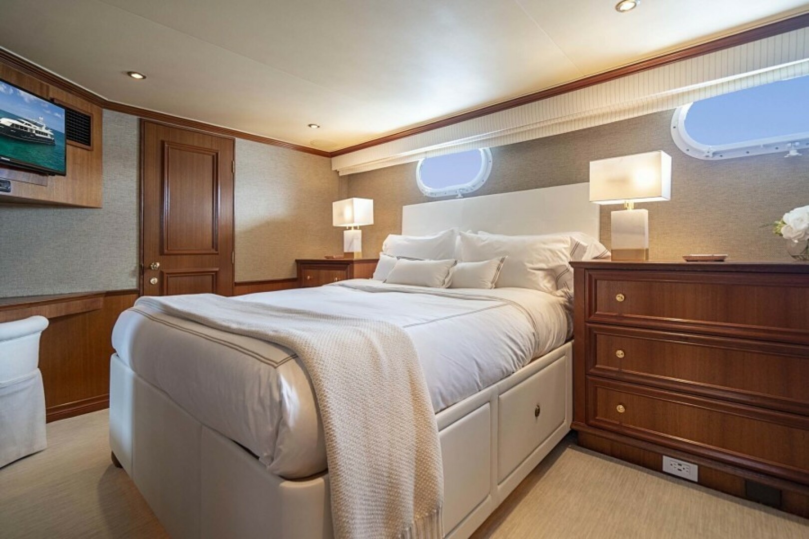 2000 Broward Raised Pilothouse - Image 13
