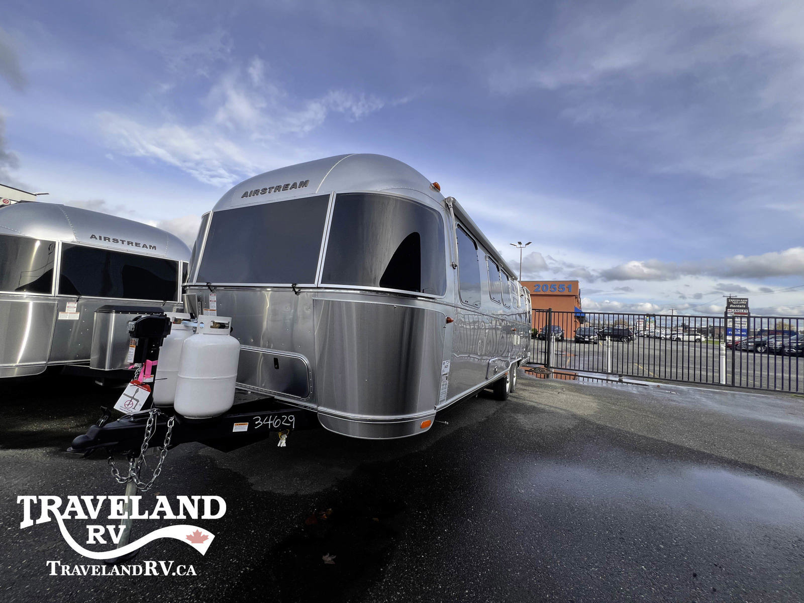 2025 Airstream Flying Cloud 30FB Bunk - Image 8