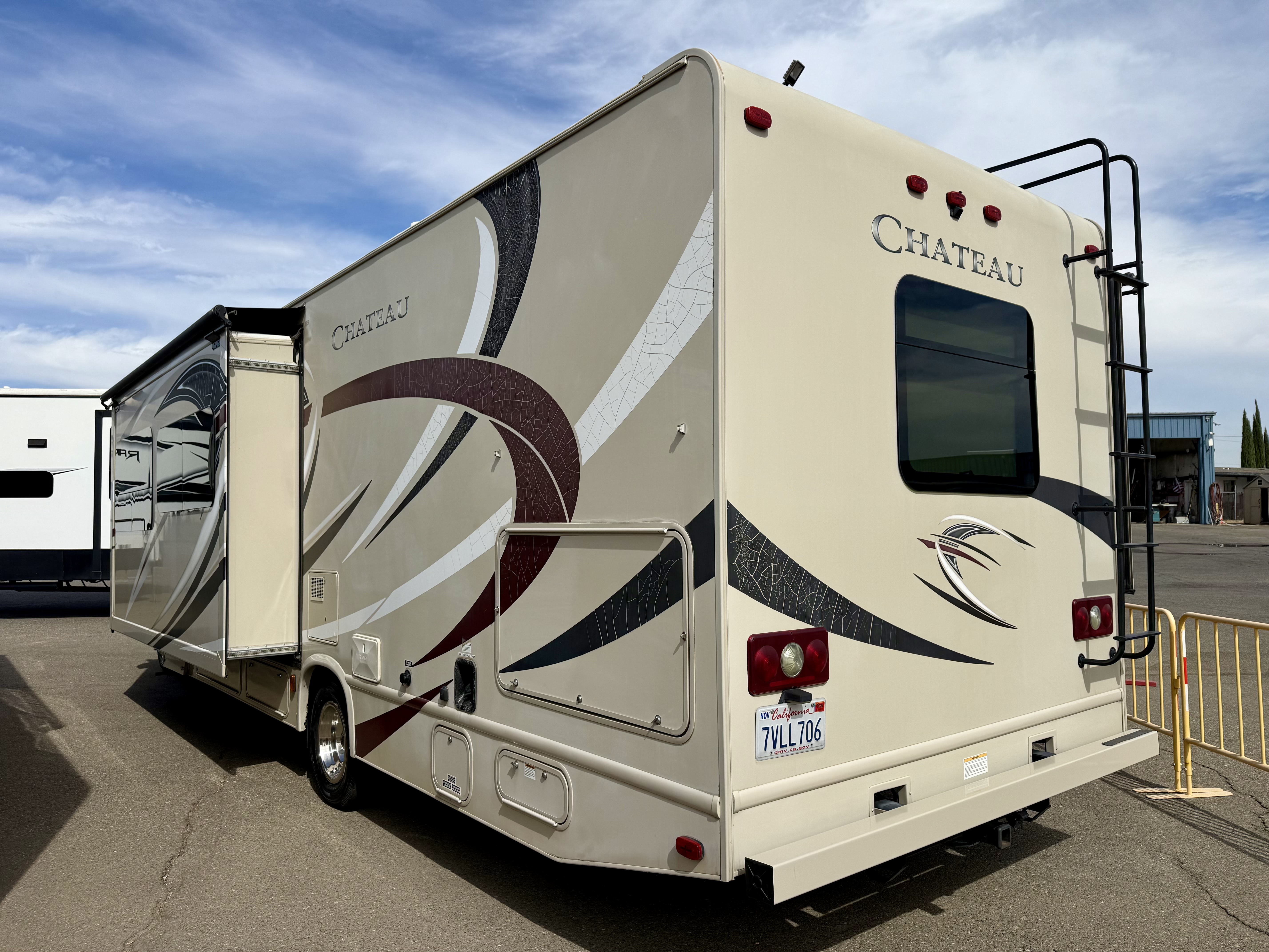 2017 Thor Motor Coach Chateau 31L - Image 3