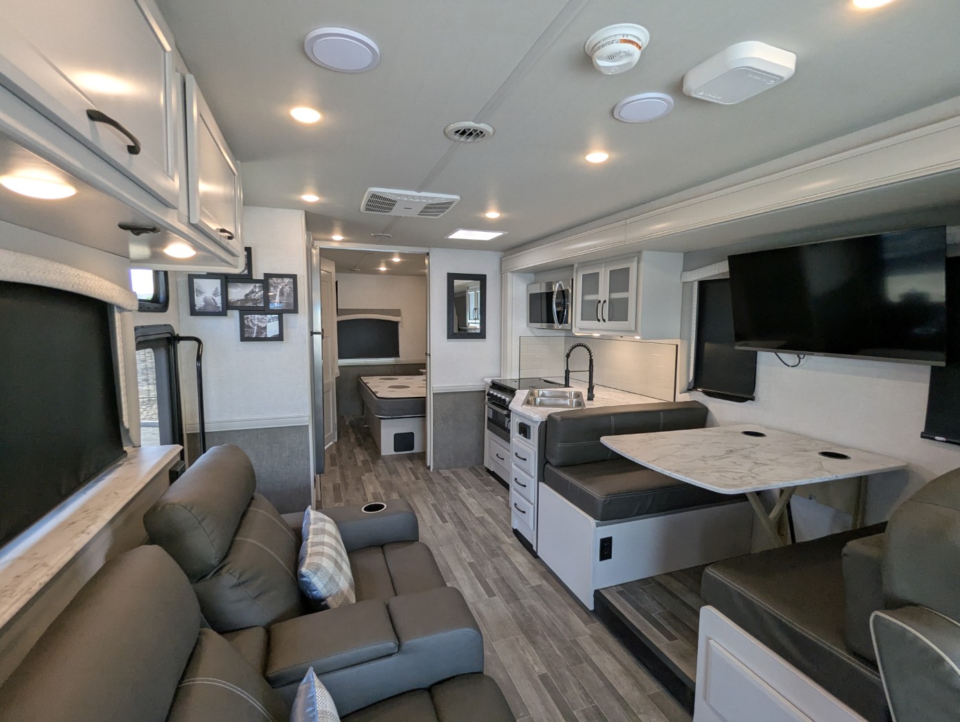 2025 Fleetwood Flair 28A - Image 12