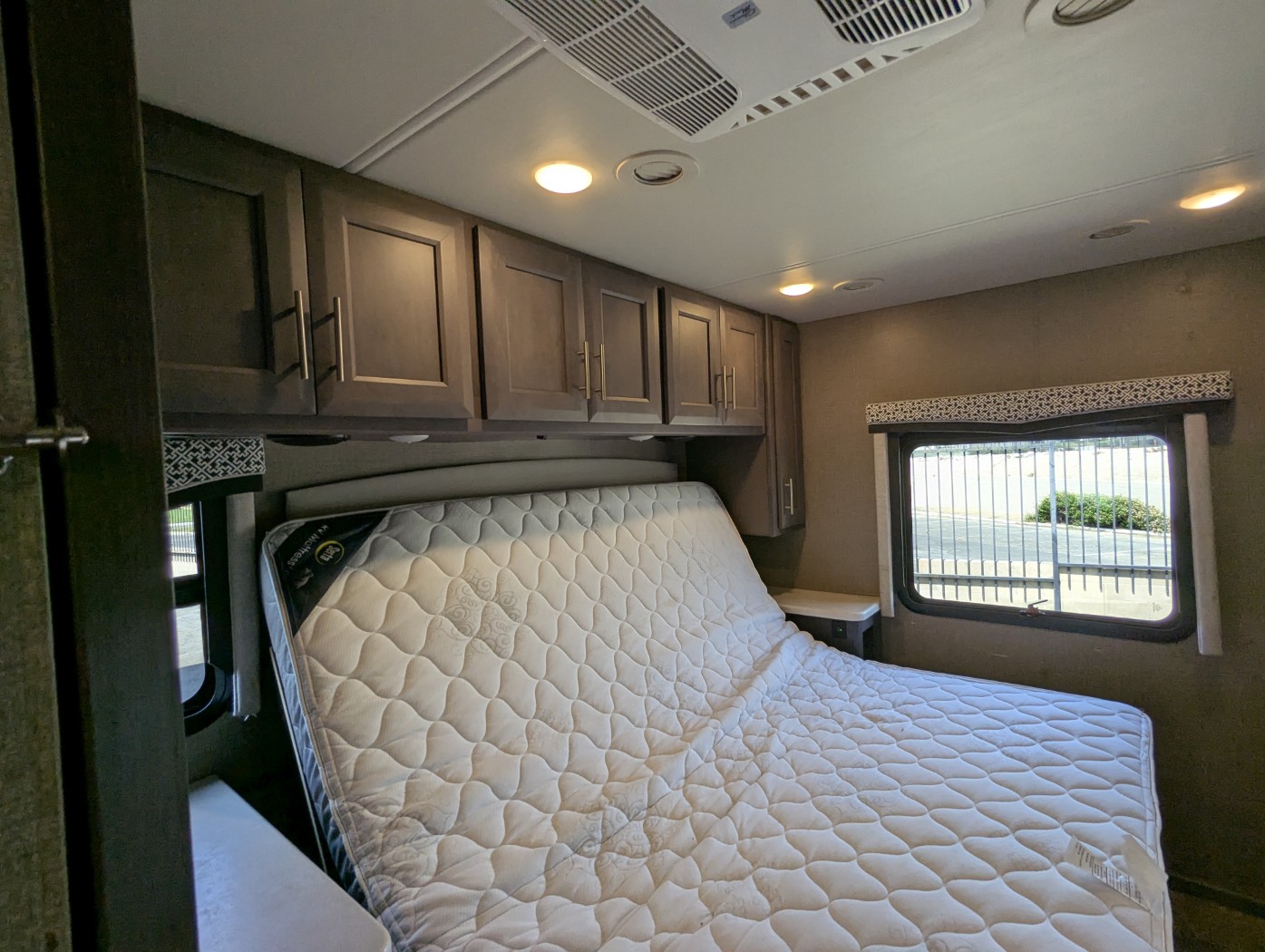 2021 Thor Motor Coach Omni SV34 - 4X4 - Image 24