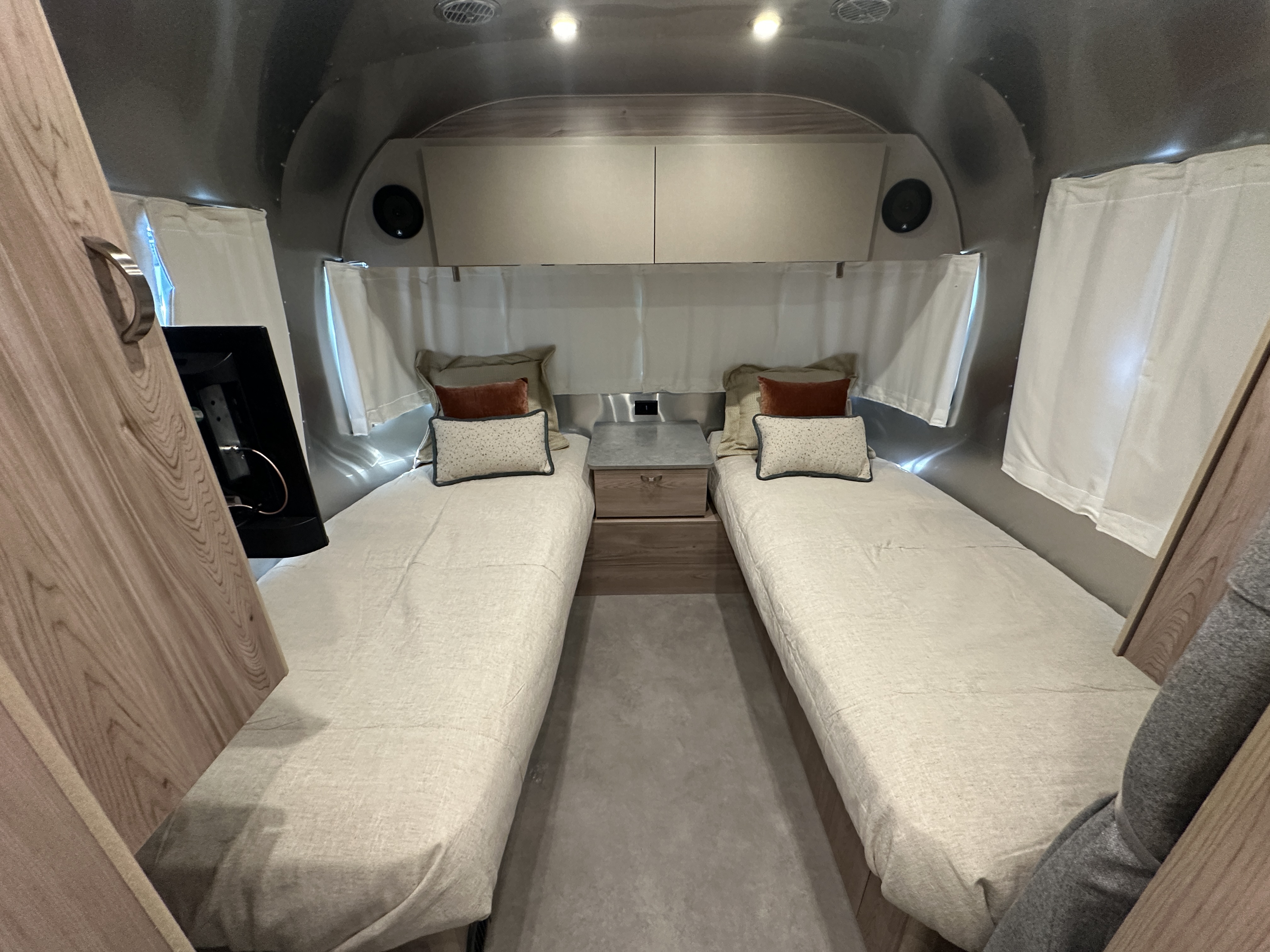 2027 Airstream Flying Cloud 27FBT - Image 15