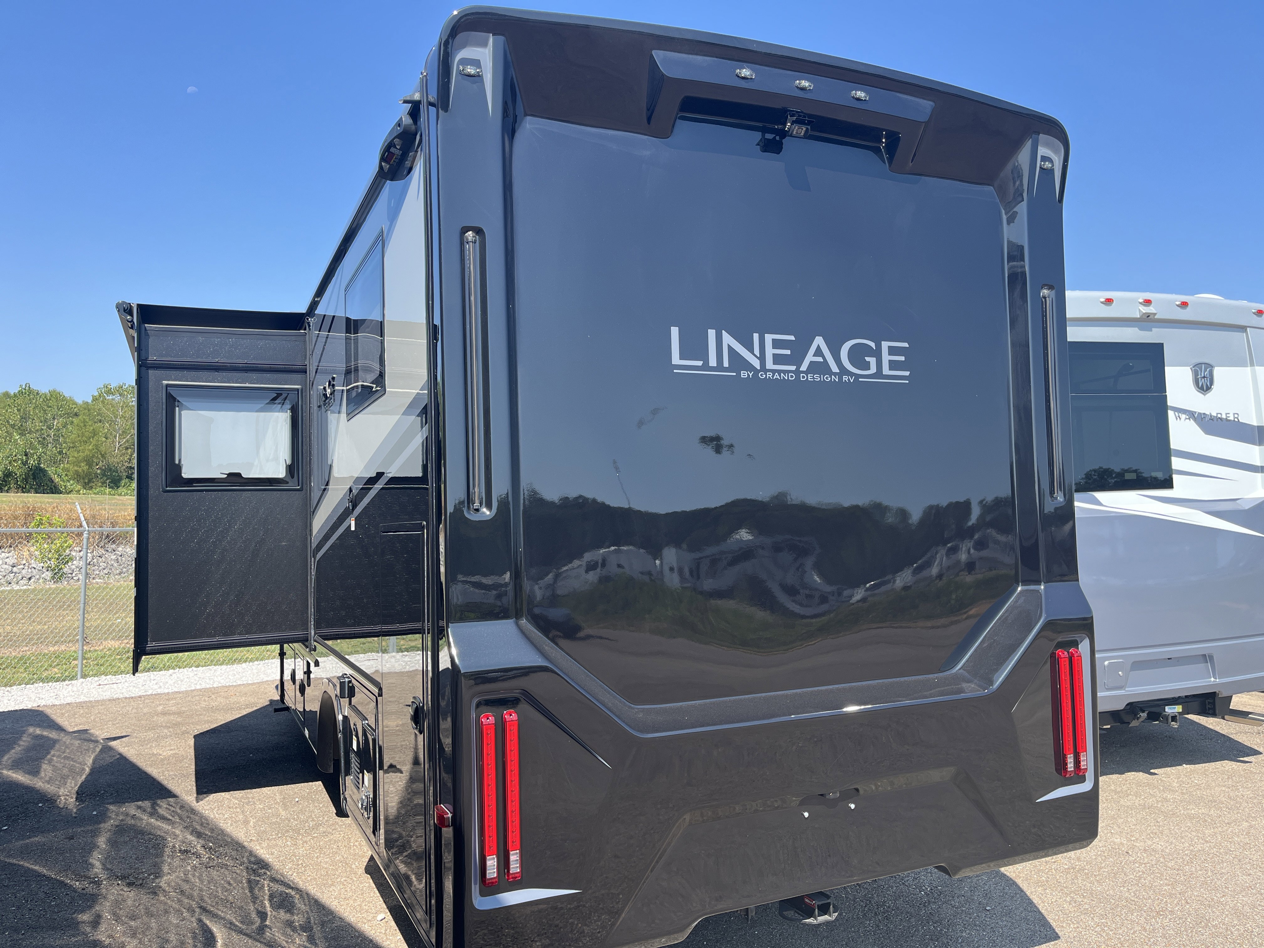 2026 Grand Design Lineage Series M 25TK - Image 4