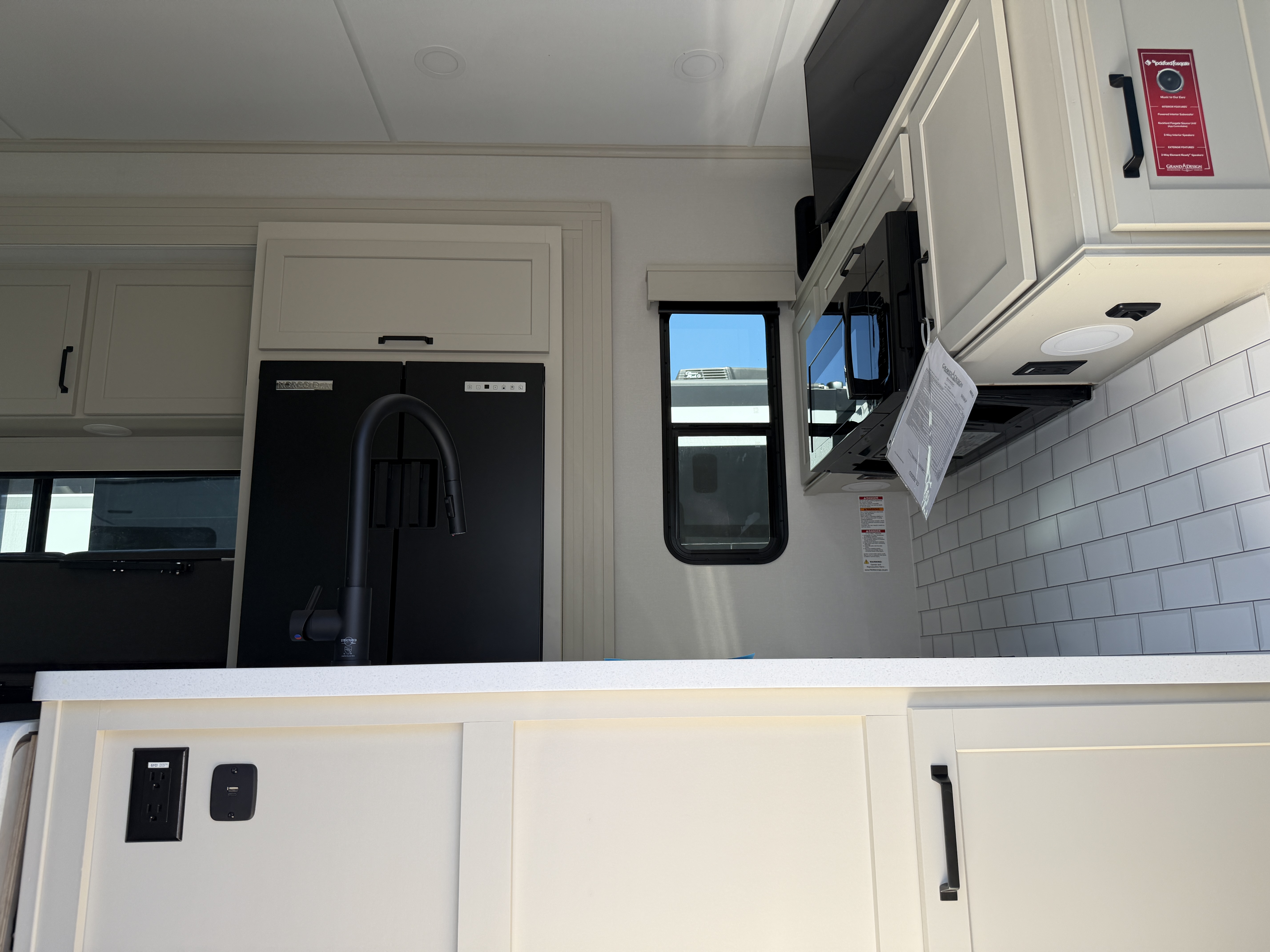 2026 Grand Design Momentum G-Class 325G - Image 3