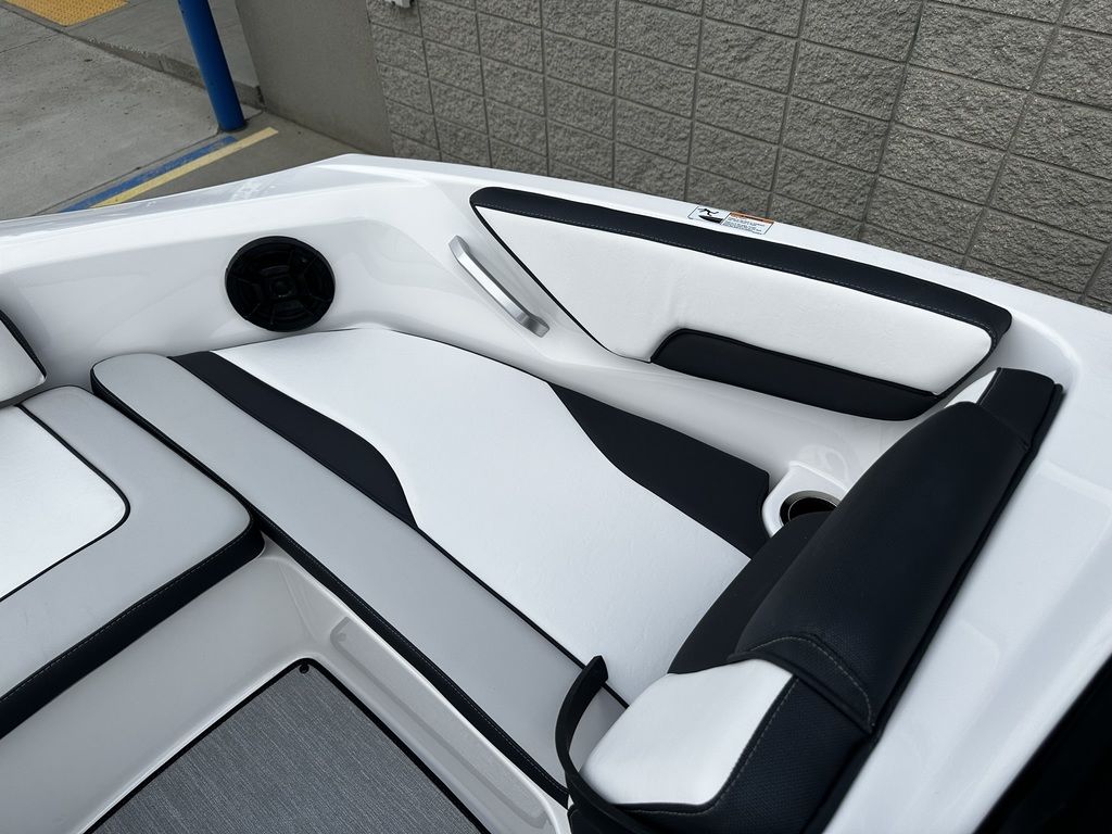 2025 Yamaha Boats AR195 - Image 9