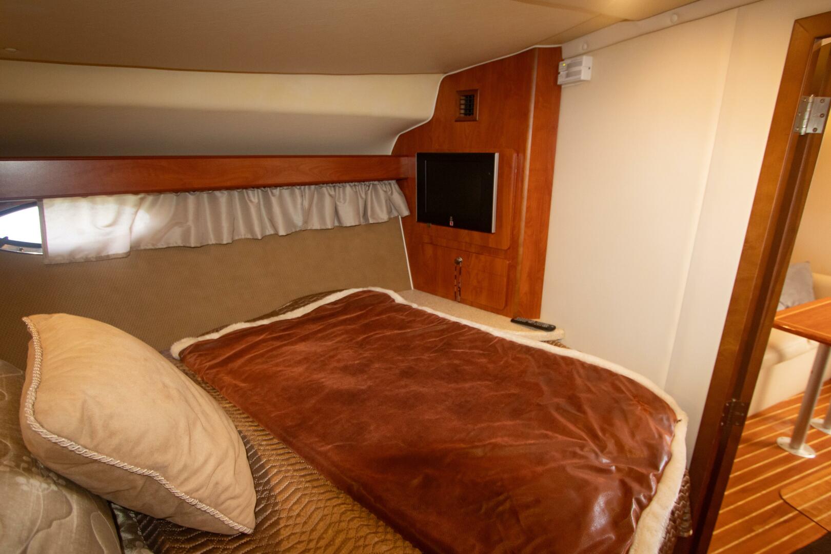 2008 Rinker 40 Express Cruiser - Image 11