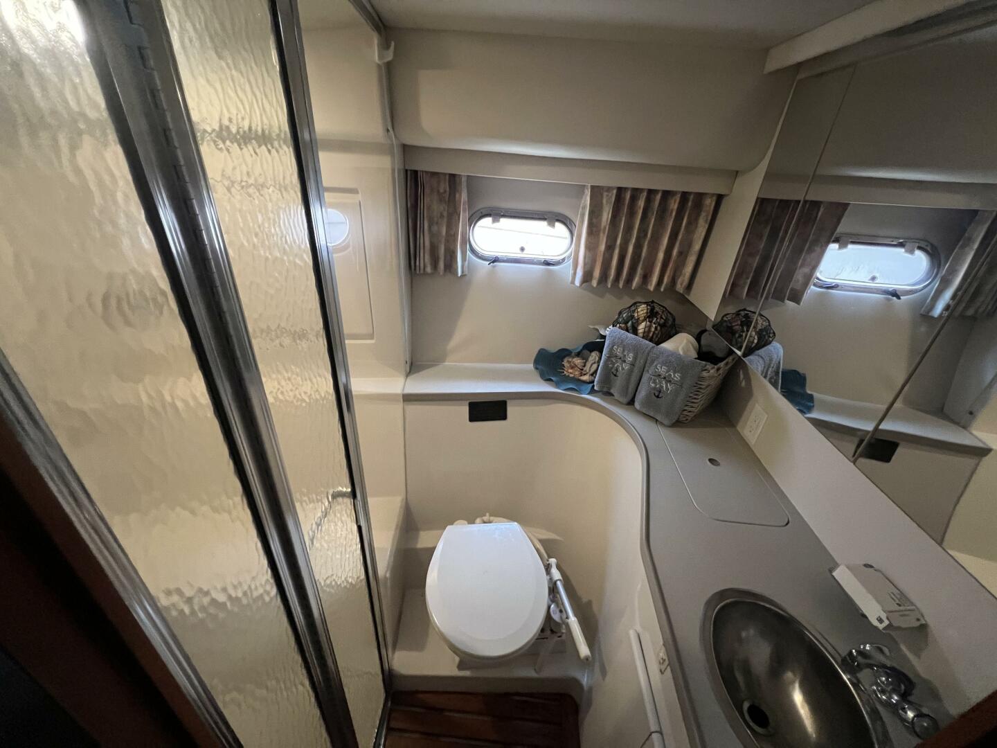 1994 Carver 370 Voyager - Image 12