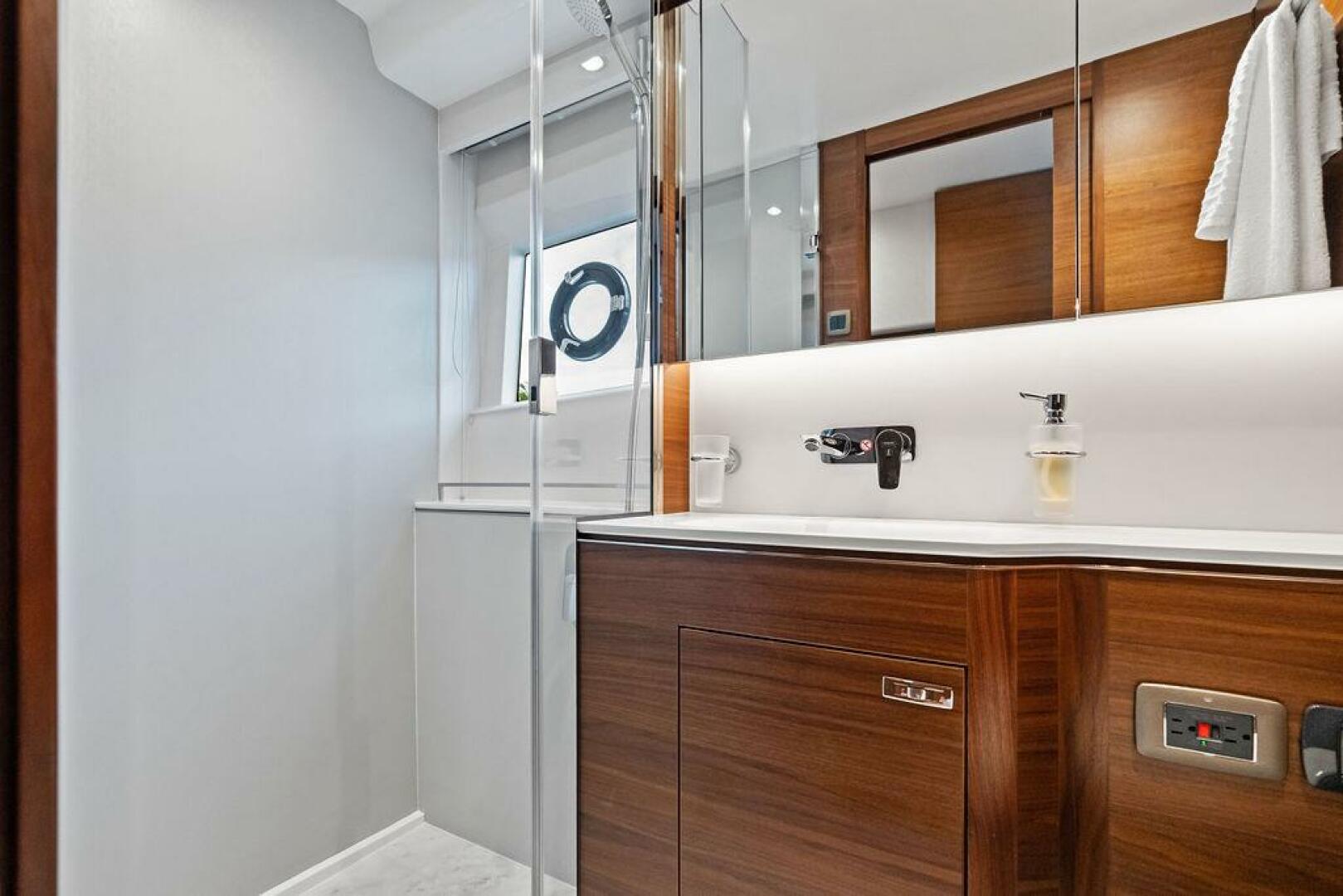 2021 Princess V55 - Image 35