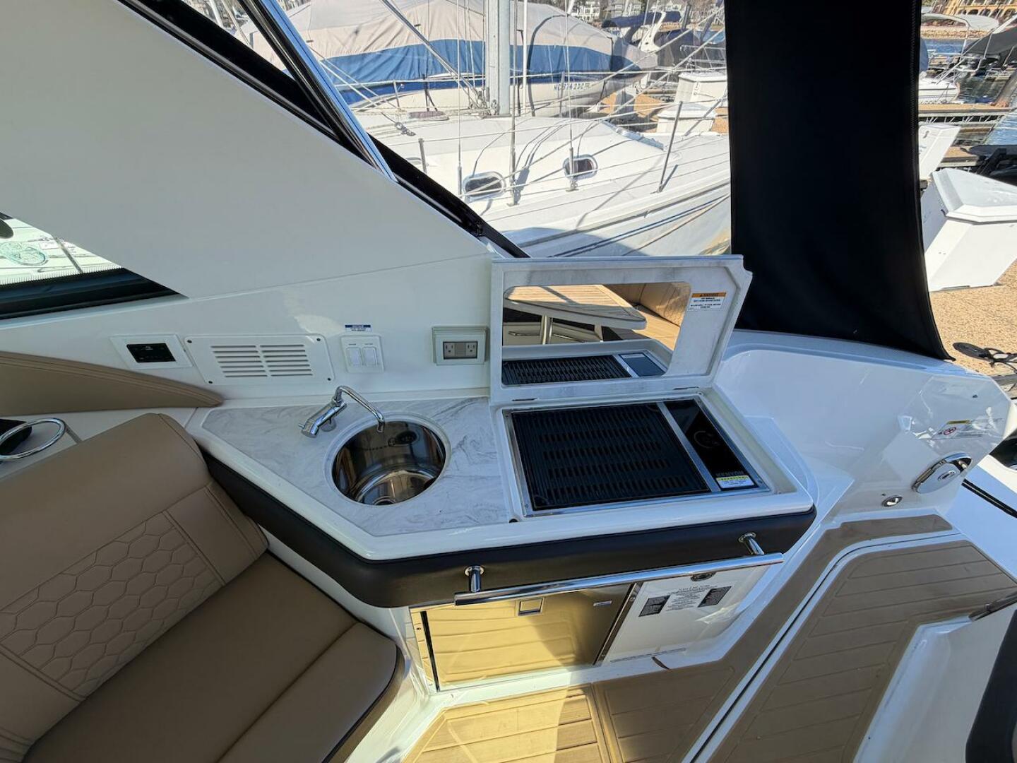 2023 Sea Ray 320 Outboard - Image 32