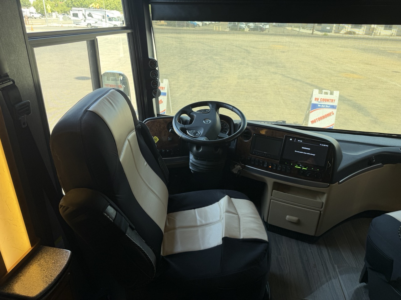 2015 Newmar Ventana 3636 - Image 4