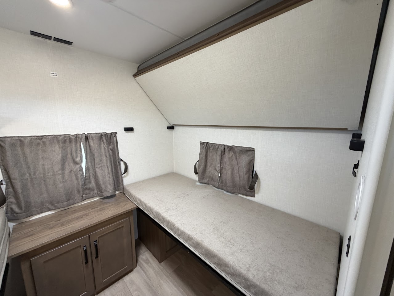 2027 VENTURE RV SPORTTREK 343VIB - Image 38