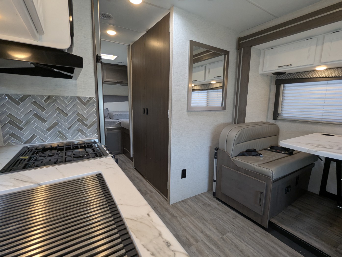2025 Thor Motor Coach Four Winds 25V - Image 9