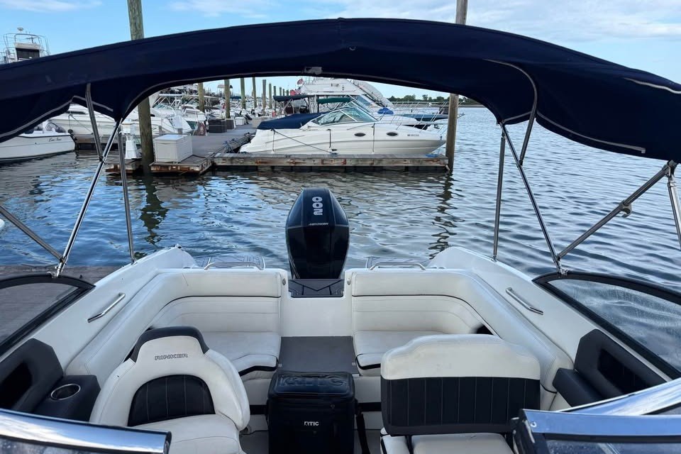 2019 Rinker Q3 OB - Image 10