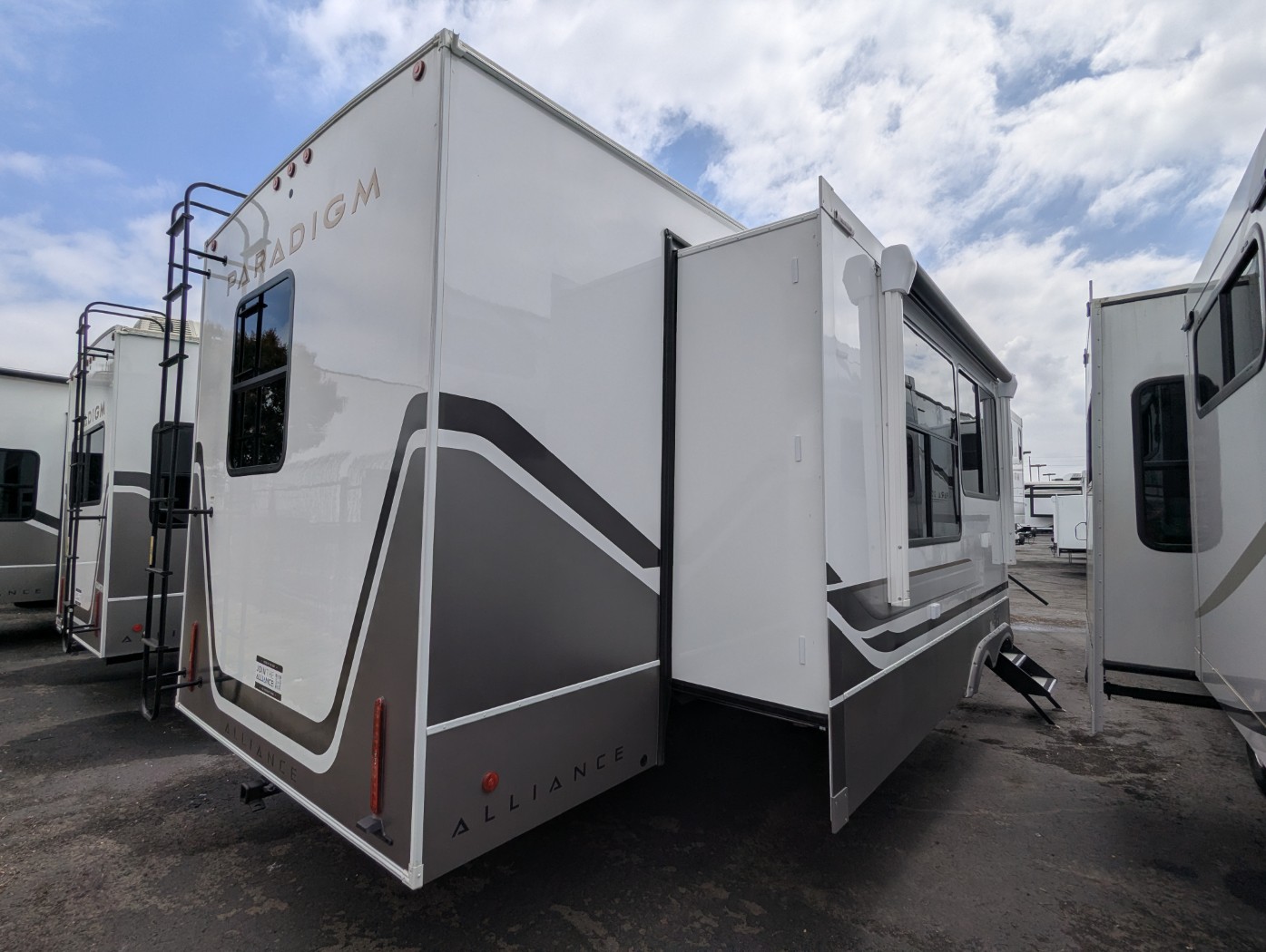 2026 Alliance RV Paradigm 382RK - Image 5