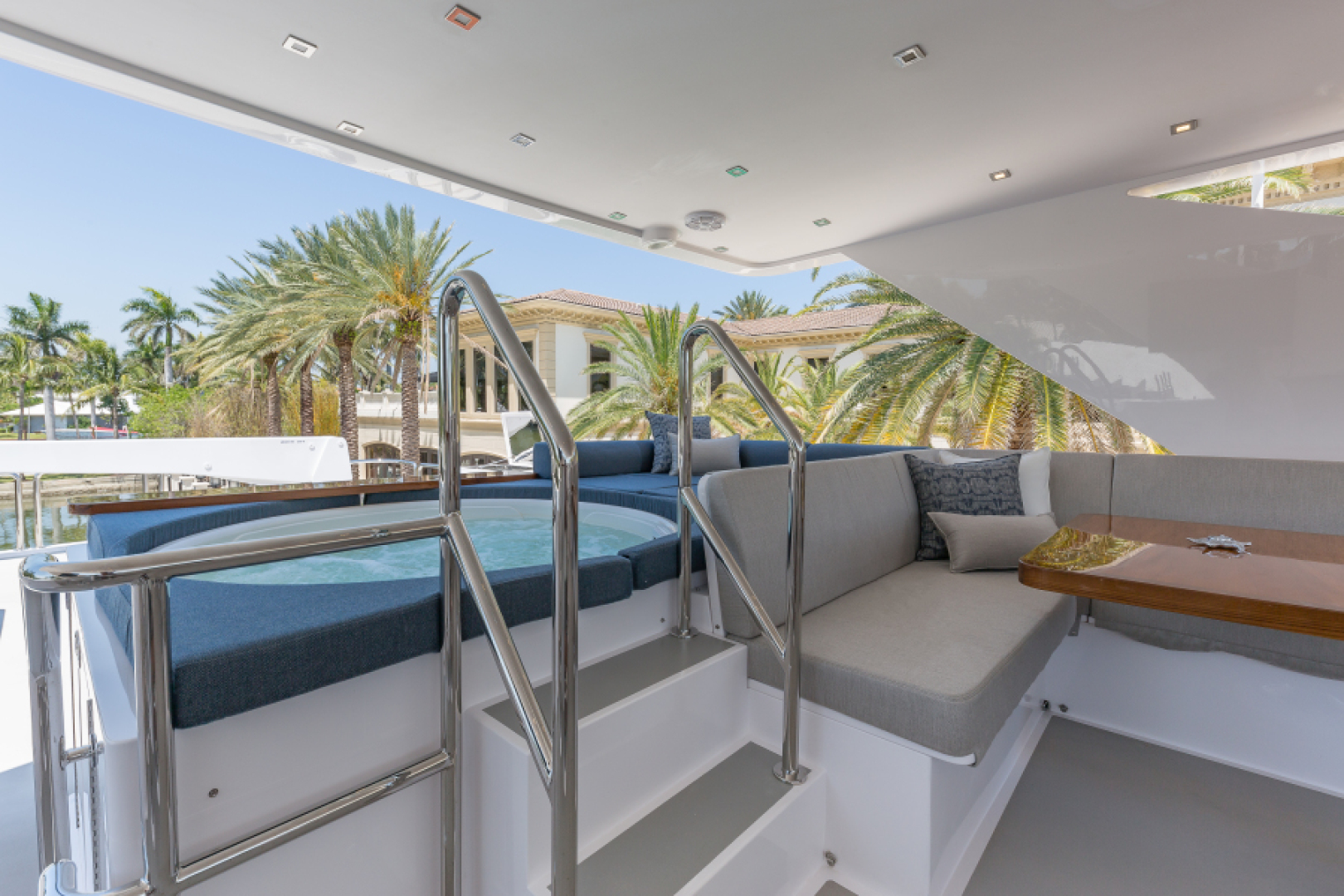 2018 Hargrave Raised Pilothouse - Image 10