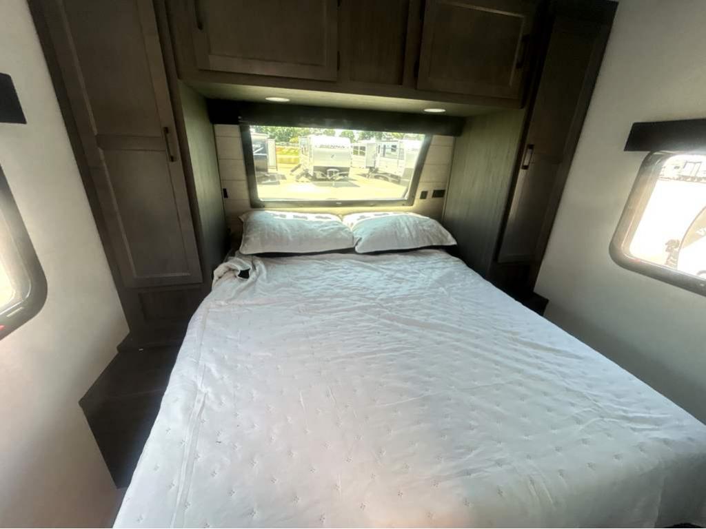2026 VENTURE RV SPORTTREK 327VIK - Image 29