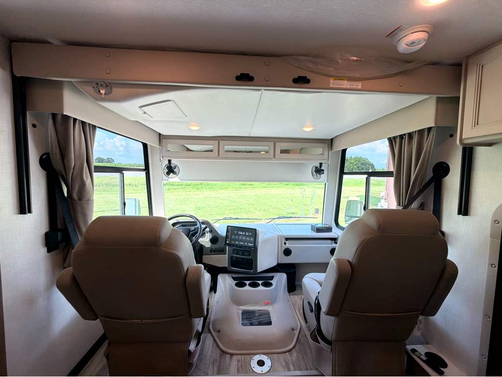 2027 THOR MOTOR COACH HURRICANE 36H - Image 25