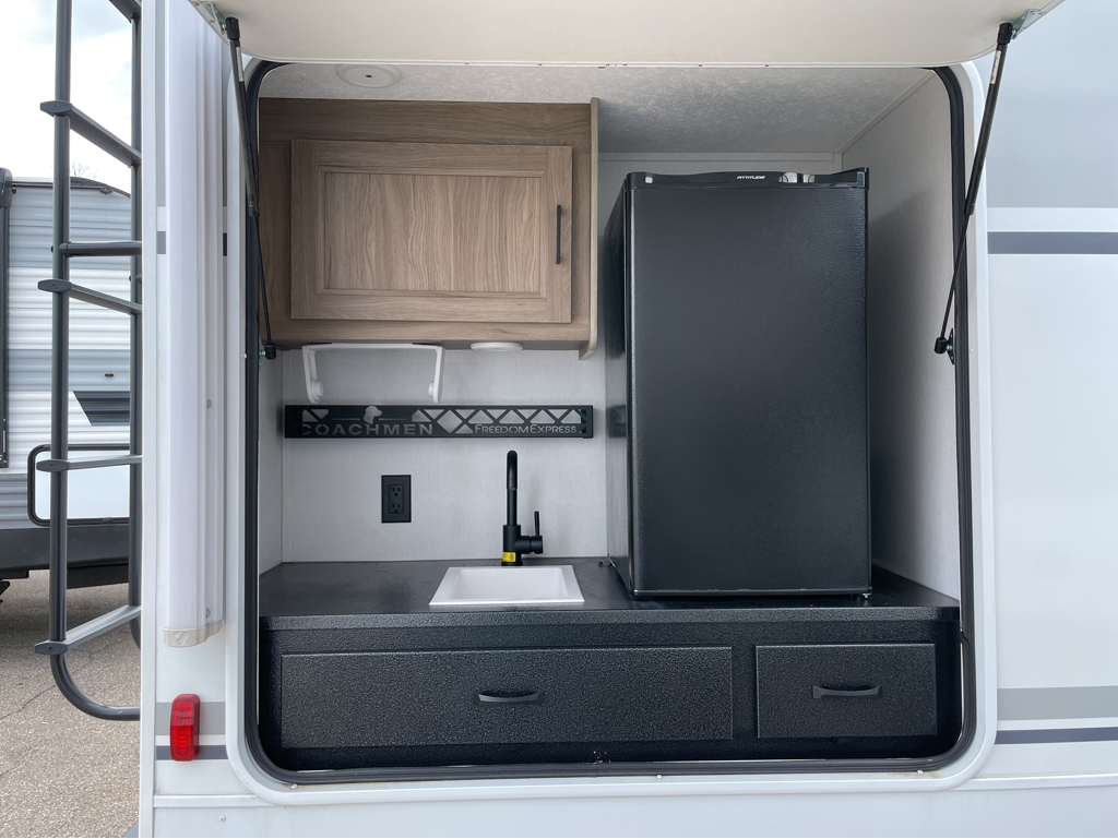 2025 Coachmen Freedom Express Ultra Lite 252RBS - Image 2