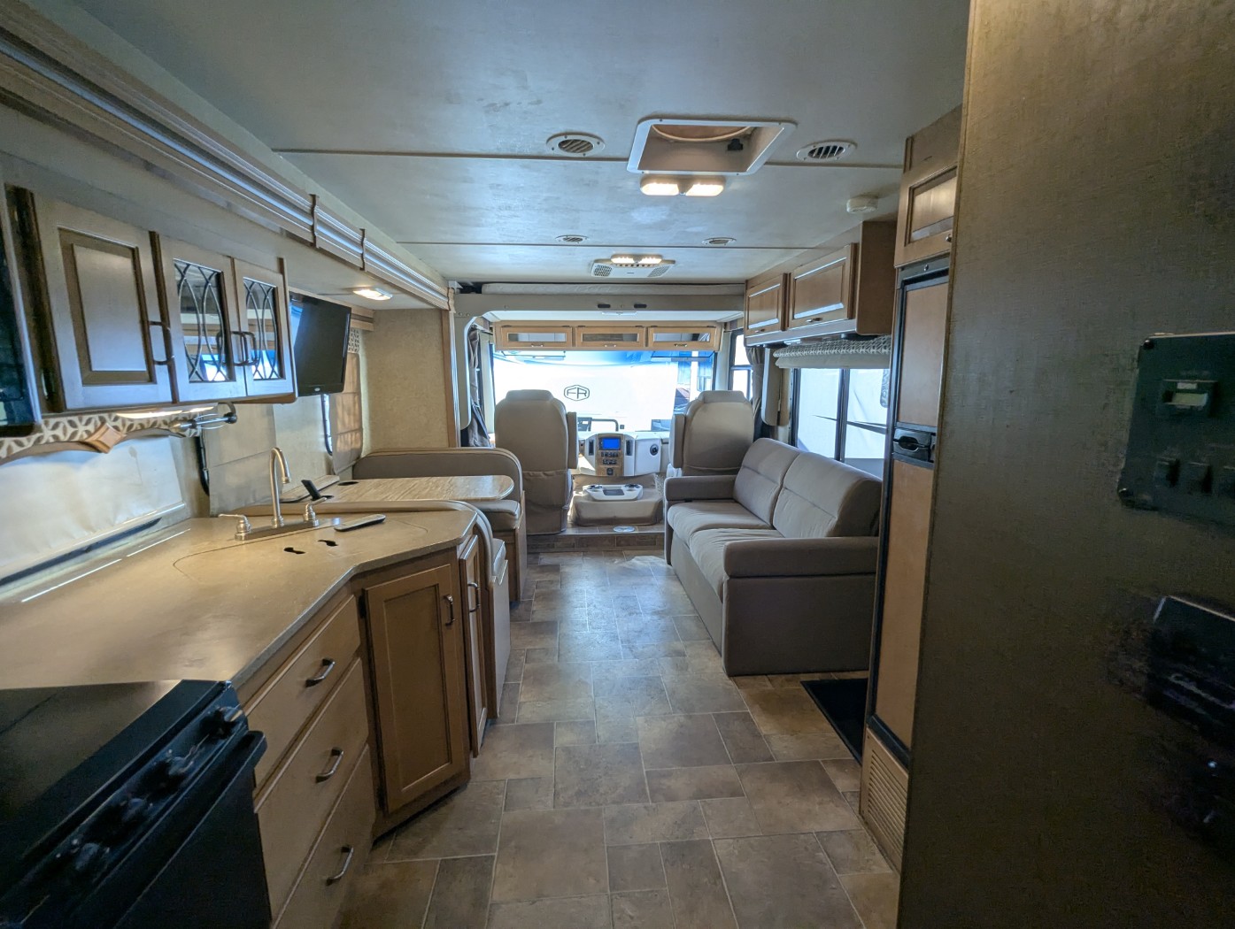 2016 Thor Motor Coach Hurricane 34J - Image 32