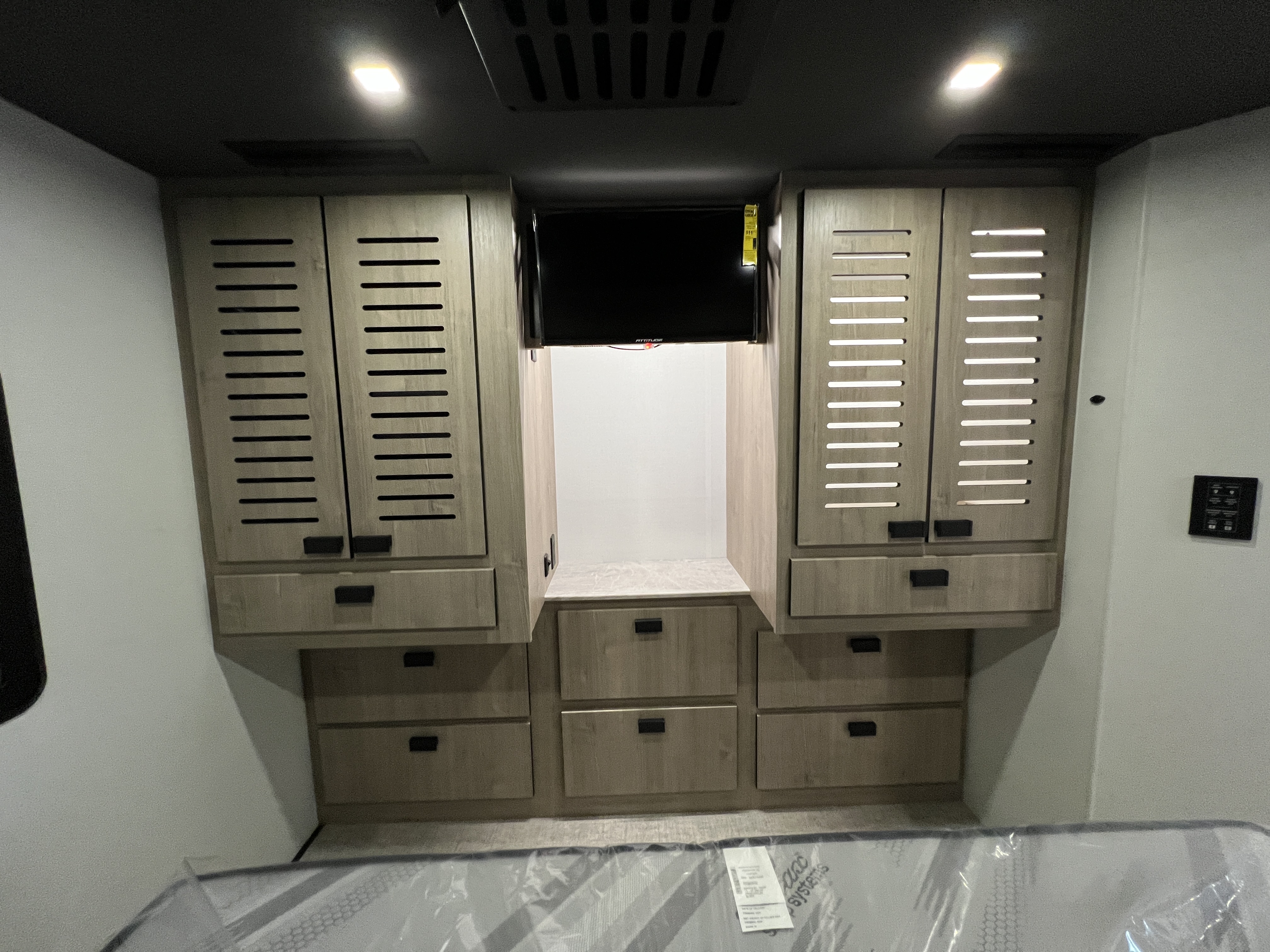 2027 Grand Design LINEAGE SERIES E 30DC - Image 30